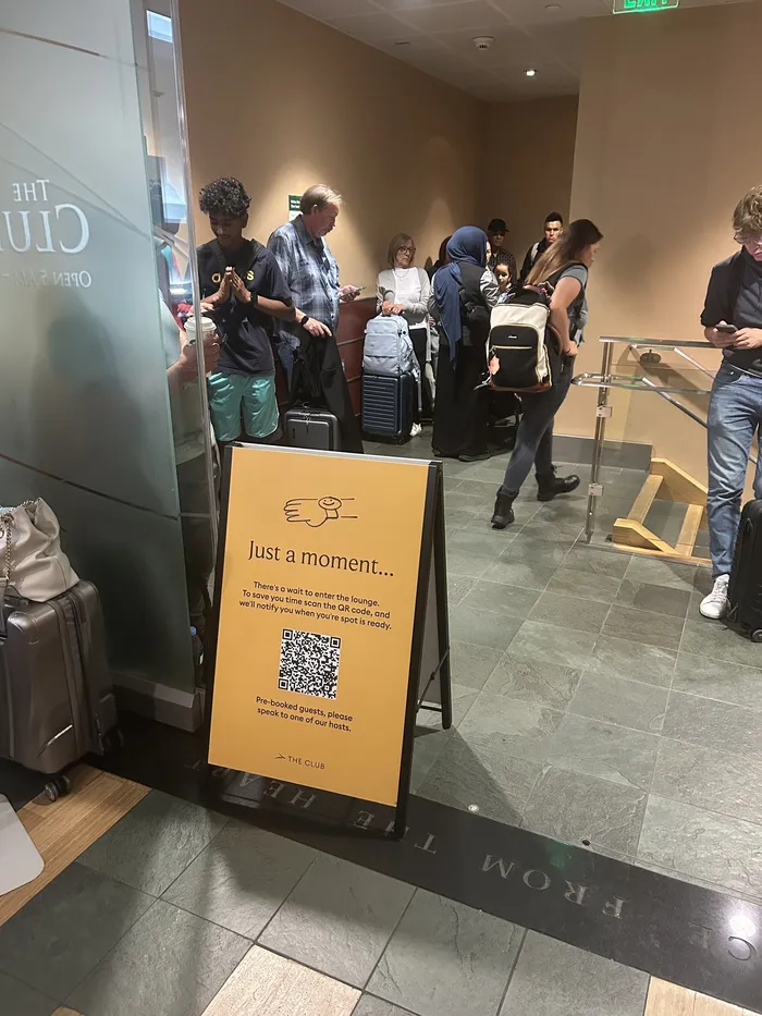 Letrero con código QR para la lista de espera de The Club SEA